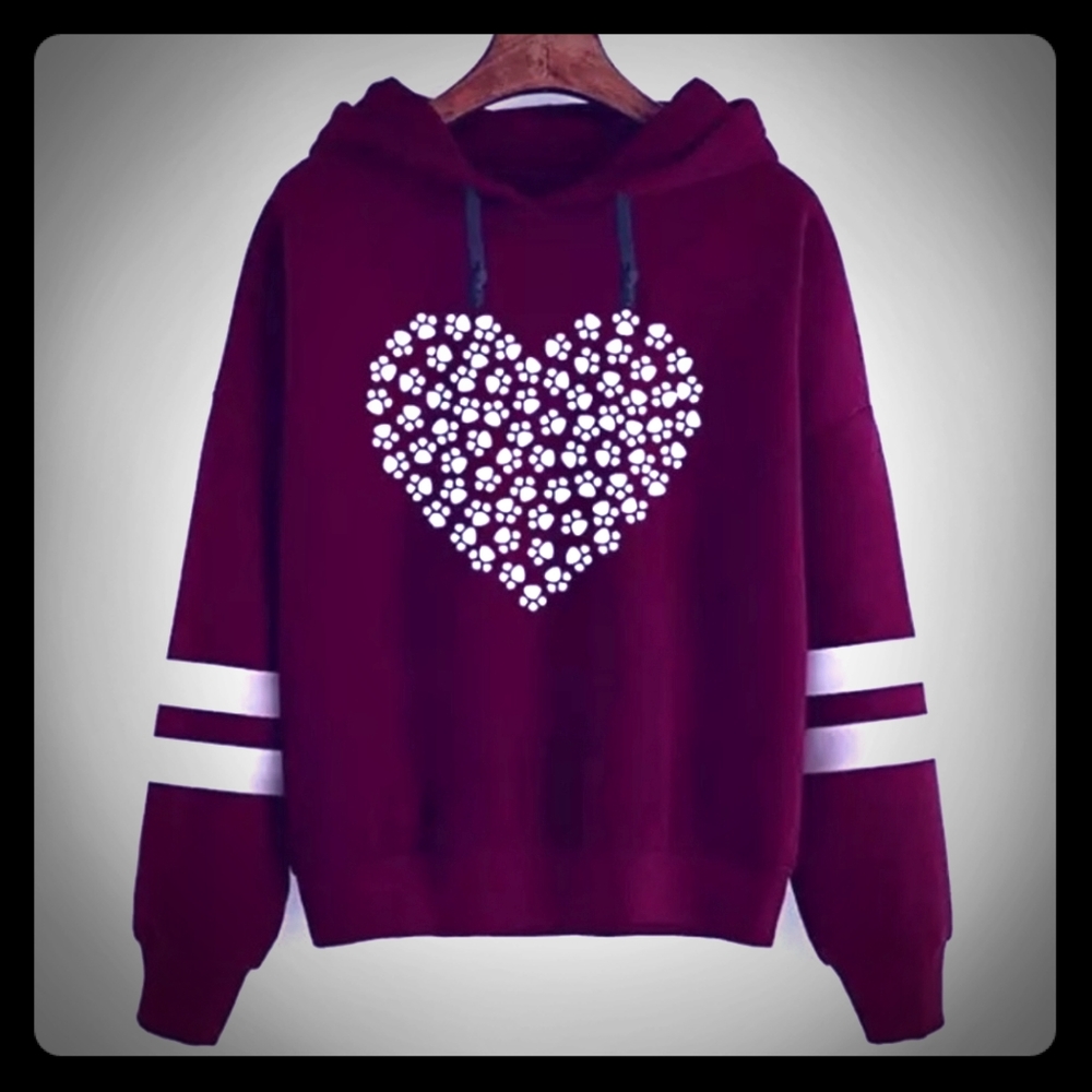 Sweatshirt w Paw Prints in Heart Shape
